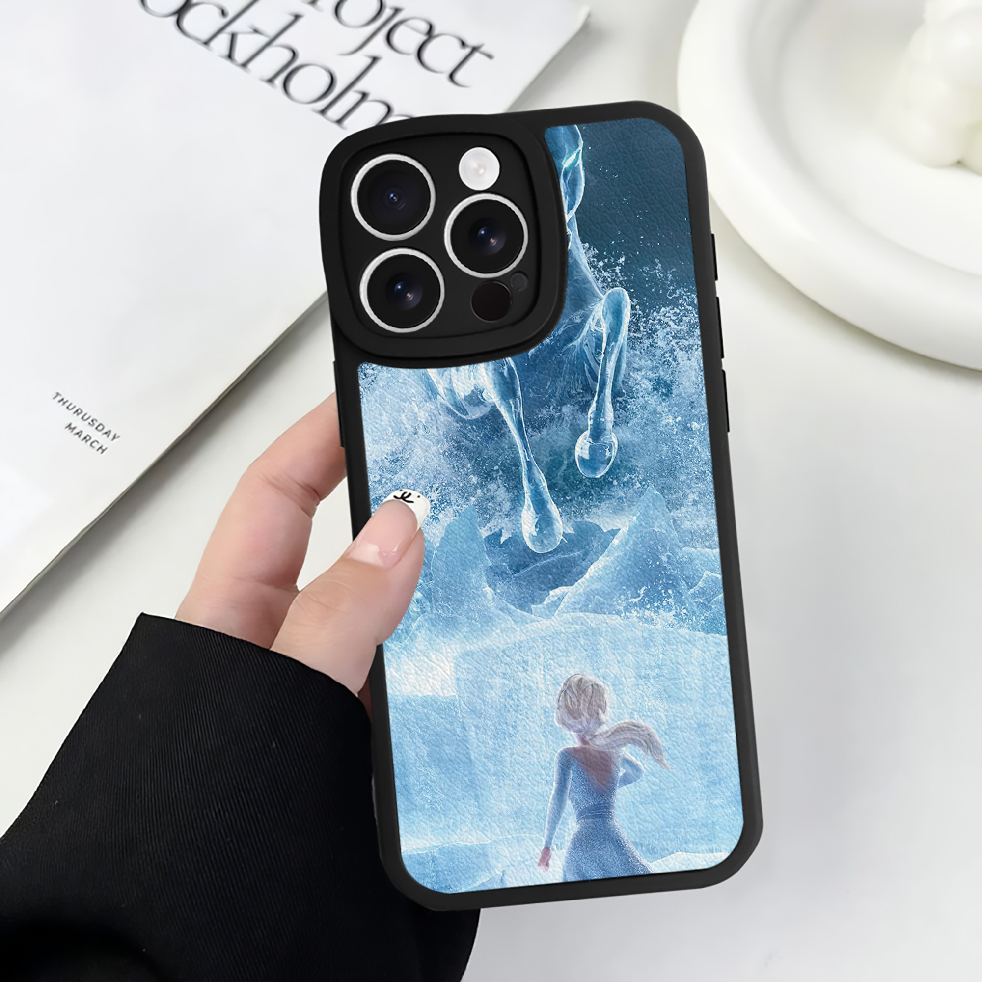 （画像用） アナと雪の女王 アンナ エルサ Frozen Anna Elsa 【iPhone 16シリーズ対応】シリコンスマホケース（レザー調） 材質：シリコン